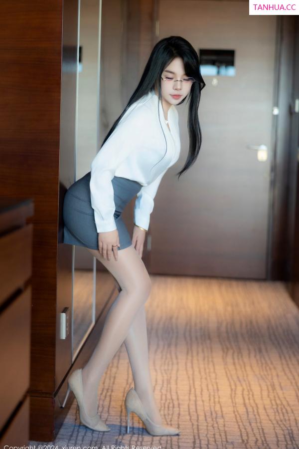   [XiuRen]高清写真图 2024.08.09 No.8989 麦田 丝袜美腿第3张图片